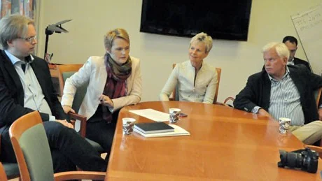 En avsiktsförklaring är påskriven. Fredrik Sjöstrand, landstinget, Anna - Karin Hatt, It-minister, landshövding Elisabeth Nilsson och Jan Owe Larsson från Östsam var nöjda med det. Foto: Patrik Ekström