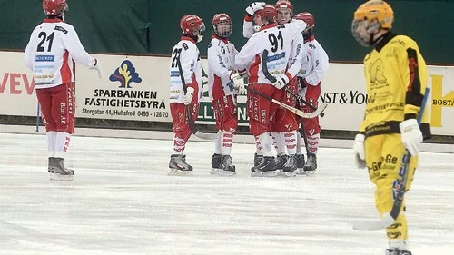Målillajubel. Filip Fransson har precis gjort ett av Målillas åtta mål i segermatchen mot Åby/Tjureda. Fransson själv svarade för tre av målen.