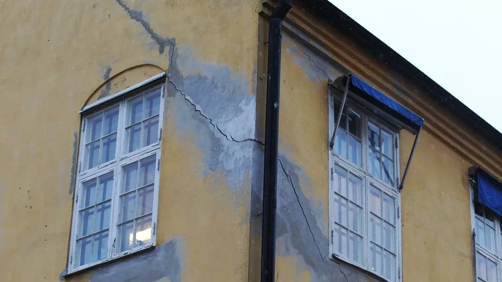 Sättning. Husets grund tålde inte grävandet.
