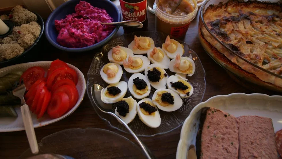 Överflöd. Stora mängder mat går till spillo, inte minst i jul. Det finns många skäl att försöka ändra på det, skriver debattören.