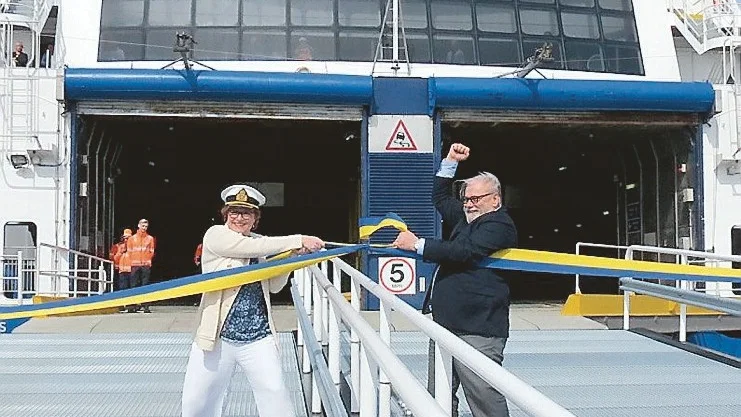 Landshövdingarna Cecilia Schelin Seidegård och Stefan Carlsson knyter banden.