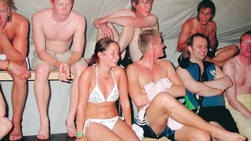 När regnet öser ner där ute är det trångt och trevligt i bastun.