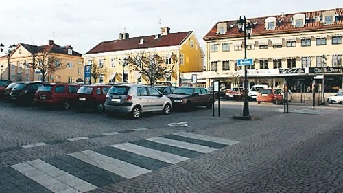 Trafikanter som missar första infarten från Sevedegatan, när det är fullt på torgparkeringens sista del, får köra ett varv till runt kvarteret. Trafikingenjör Mårtensson kan dock tänka sig att förlänga den första infarten så den går ut på Storgatan. Diskusioner om detta förs i Centrumgruppen. En sådan ändring innebär dock att det fortfarande inte skulle vara möjligt att köra runt hela torgparkeringen.