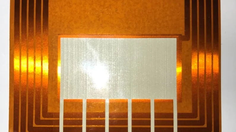 Den 0,06 mm tunna fuktsensoren.