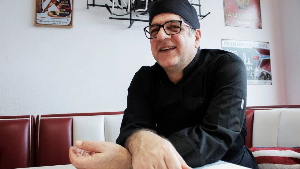 Ny regi. Mohsen Nouri öppnar upp 56:ans bar.