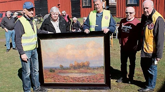 Anders Dahlström, Lennart Svensson, Bo Karlsson, Sidny Nilsson och Börje Broberg hjälpte till att få duken på plats.