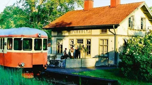 En del av smalspårsjärnvägen mellan Västervik och Växjö, har fått ny ägare, Evald Hammarström. Här en bild från Fårhult station. Foto: Rolf Ericsson/PrB