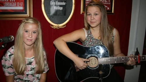 De båda musikintresserade unga damerna Hanna Wiman och Clara Kinnander-Wärlinge har tidigare spelat för bostadsminister Stefan Attefall. I lördags blev det ett uppträdande på Mejeriet.