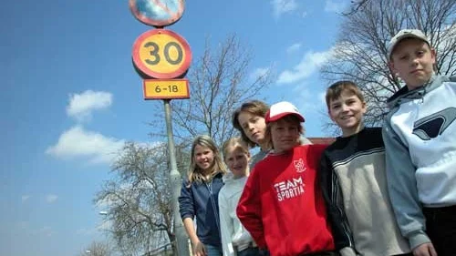 En kort vägsnutt runt Vist skola i Sturefors har redan 30-begränsning, men snart ska det gälla i en större del av området. Det har Julia Kindvall, Louise Nilsson, Axel Granfeldt, Jesper Johansson, Jonas Lindblad, Christoffer Södergren och ett 50-tal andra elever på skolan sett till.