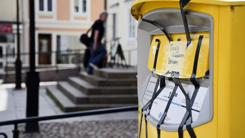 Inga brev har gått att lämna på veckor i postlådan på torget. Foto: Elin E Elmström