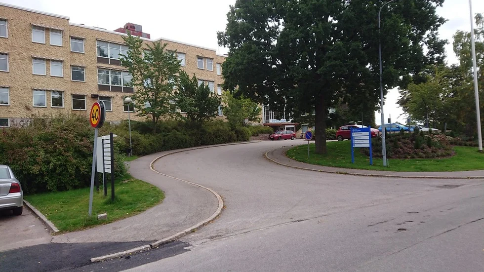Det finns många frågetecken kring framtiden för Kisa Vårdcentral i Danbomsgården. Dels går hyreskontrakt med Hemfosa Fastigheter ut, dels är en anpassning av lokalerna i princip omöjlig, dels är arbetsmiljön dålig, dels är det svårt att rekrytera ny personal. Till vänster Christina Nilsson, SD, ledamot i Regionfullmäktige och i Hälso- och sjuvårdsnämnden.