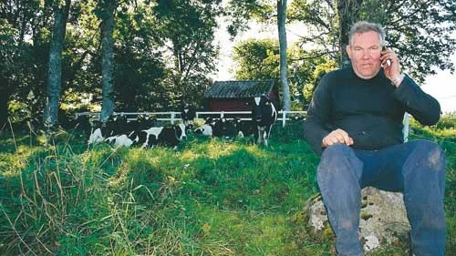 Mobiltelefonen ringer hos Lennart Nilsson. Nu är korna snart på väg att hämtas. Efter närmare 30 år som mjölkbonde har han tröttnat och lägger av. Den sena höjningen av mjölkpriset hade sin betydelse.