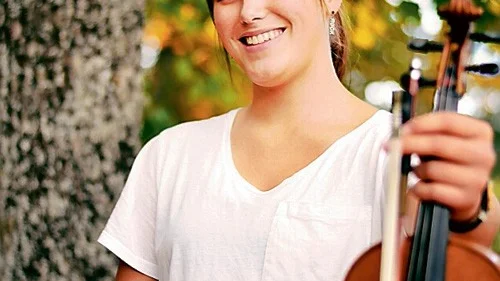 I år är det folkmusiktalangen Frida Johansson som får föreningen Kisa Allsångs stipendie på 3 000 kronor.
