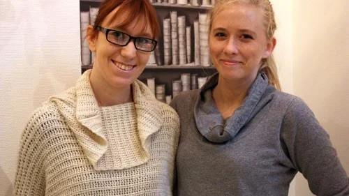 Cafébiträdena hjälper gärna till med det sista fixet inför öppnandet.