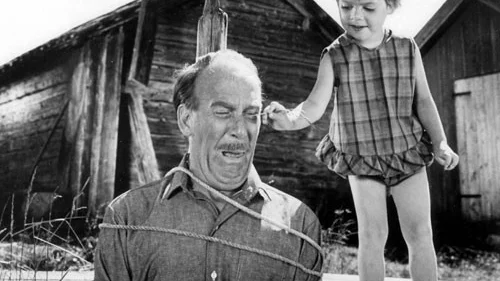 Farbror Melker leker med sitt ljuvliga barnbarn Skrållan och har hur kul som helst...Nu blir Saltkråkan ALV:s nya inomhusmiljö. Foto: Scanpix