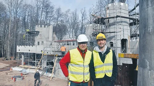 Vd Mikael Ahlerup och projektledare Nicholas Lindström ser Mattisborgen ta form i den nya Ronjamiljön. Och nej, så här ska den inte se ut. Borgen ska kläs in i sten, som skeppas från USA.