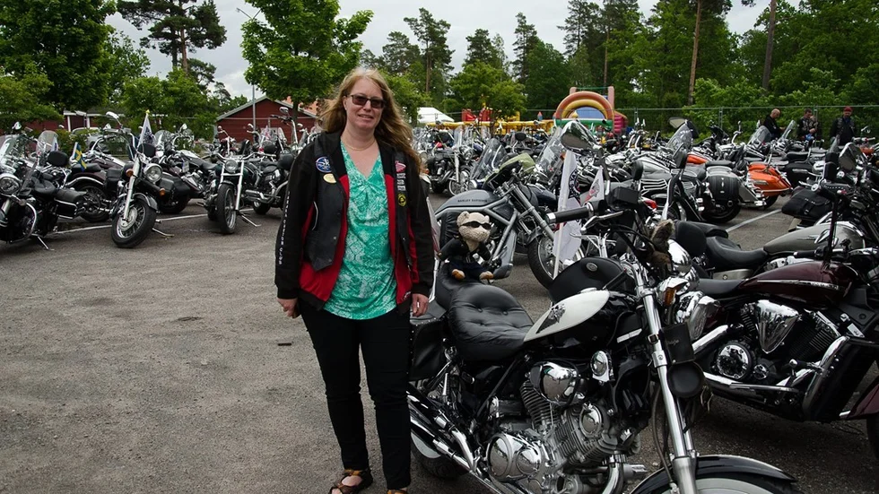 Anna Ström från Yamaha custom club east district visar stolt upp sin MC. Foto. Roger M Carlsson