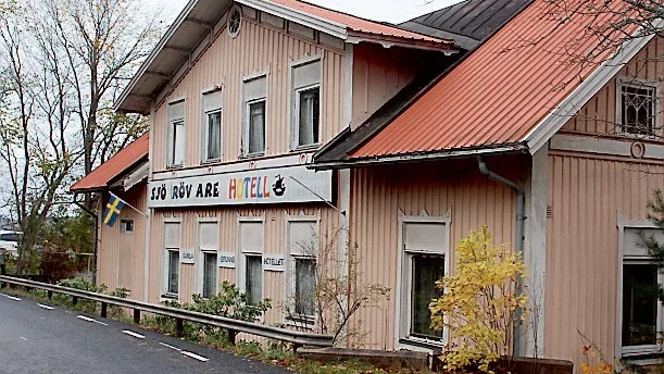 Besiktning väntar. Mdbc Fastigheter har fått tilldelning av Migrationsverket en andra gång för Sjörövarehotellet i Södra Vi. Kvarstår gör dock ett stort hinder: besiktningen.