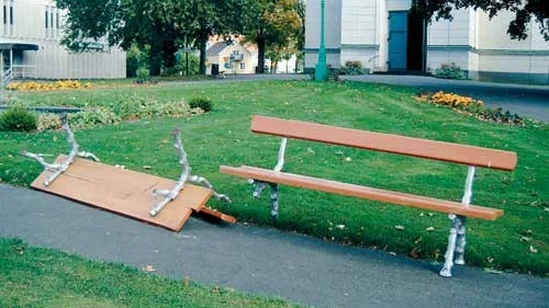 Två av de sönderslagna parkbänkarna.