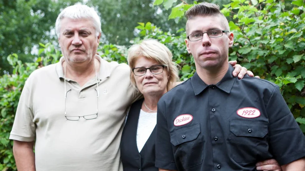 Daniels föräldrar Josef och Marianne har valt att anmäla de läkare som tog beslut om bältningen. Med på bild är även lillebror Alexander.