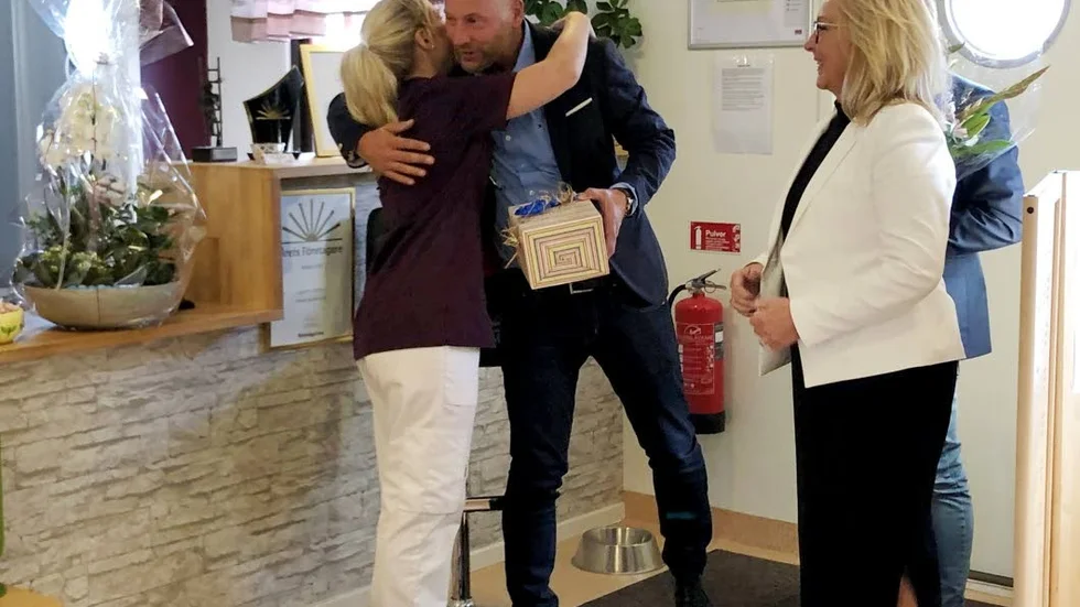 Caroline William gratuleras av Tillväxt Motalas vd Magnus Lindberg.