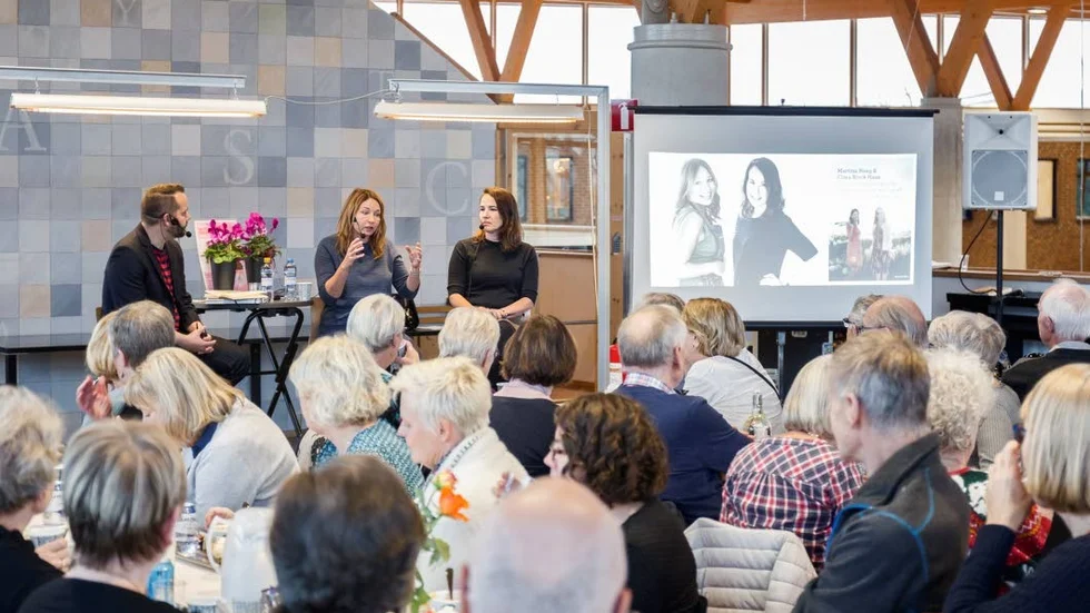 Det var fullsatt när Martina Haag och Clara Block Hane pratade under boklunchen på stadsbiblioteket i Linköping. Samtalet leddes av Mattias Ahlén.