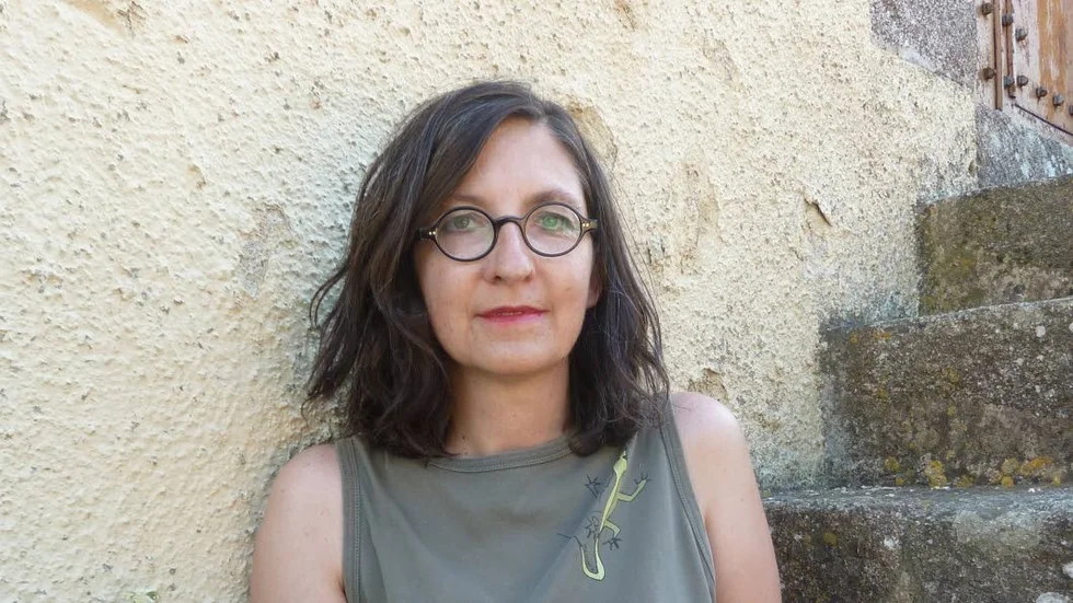 Författaren. Caterina Pascual Söderbaum (1962–2015), levde omväxlande i Sverige och Spanien och var bl a verksam som översättare av svensk litteratur till spanska. "Den skeva platsen" blev hennes sista bok.