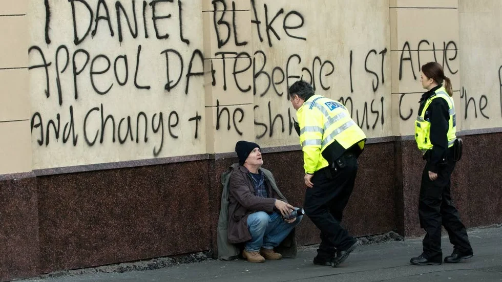 Daniel Blake (Dave Johns) skickas från den ena handläggaren till den andra i ett system som framstår som alltmer Kafkaartat. Till slut börjar pengarna att sina.
