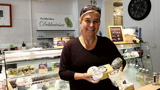 Karin Petersson visar några närproducerade produkter.