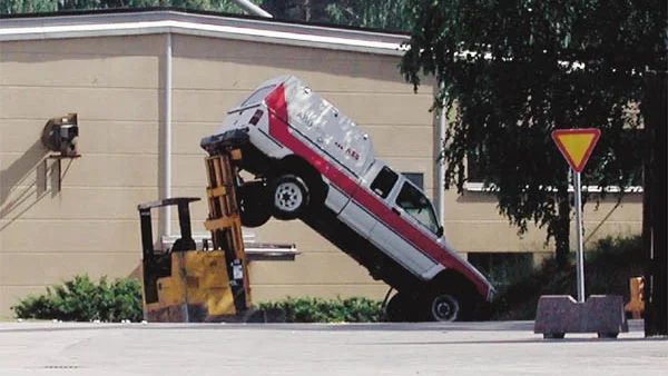 En bil lyftes upp med hjälp av en eltruck när M-real utsattes för omfattande skadegörelse under natten till lördagen.