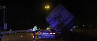 Container på lastbil tippade i Vallarondellen