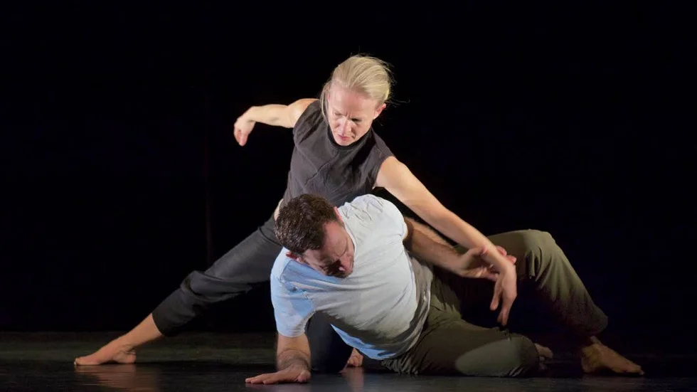 Dansduo. Ori Flamin och Helena Franzén utforskar varandra i en lång och intensiv kroppslig kommunikation.