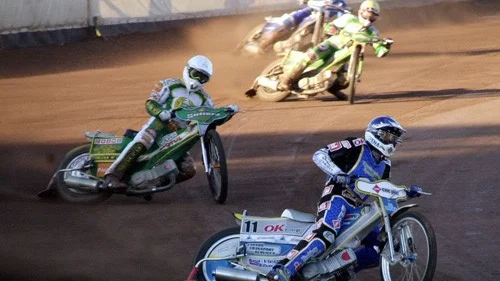 En bild från kvällens första heat mellan Västervik och Hammarby. I ledning i blå huva, Bjarne Pedersen, Västervik, och bakom honom i vit, Scott Nichols, Hammarby. Efter dessa Jonas Kylmäkorpi och Grigoris Laguta. Foto: Janne Strömsten