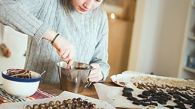 Malin Westring gör en mängd olika sorters julgodis, en del efter nya recept, andra mer traditionsbundna. Foto: Kristina Westring