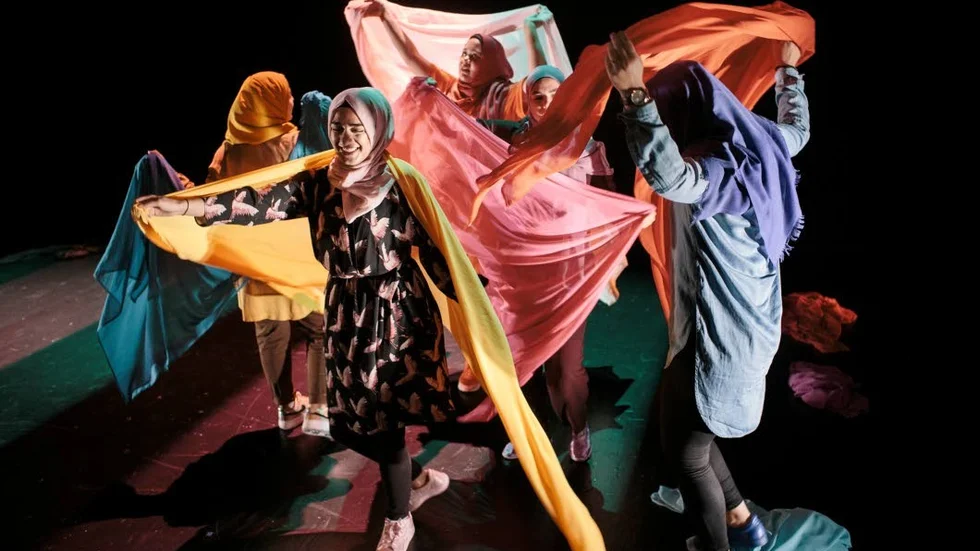 Färgstarkt. Skådespelarna i "Svenska hijabis" dansar och använder extra uppsättningar av färgglada, långa slöjor i koreografiskt uttrycksfulla scener.
