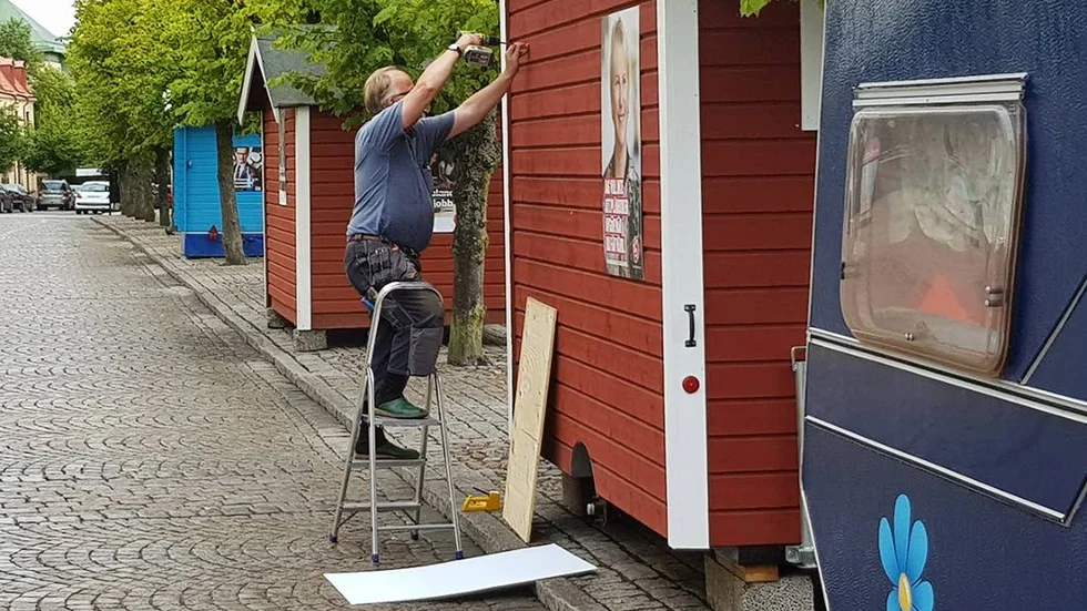 Socialdemokaterna affischerar på sin valstuga vid Stora torget. Andra har redan fått sina budskap nedrivna.