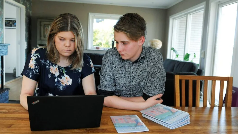 Victoria Essenholm och David Larsson har tävlat i SM i Ung företagsamhet med sitt företag Carry u home UF.