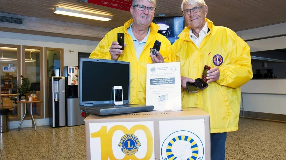 Lions Bengt-Åke Svensson och Vidar Jareblad vid en av insamlingslådorna, som de hoppas ska bli välfyllda.