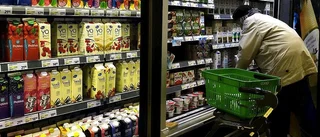 Stal från äldre i butiker - häktad