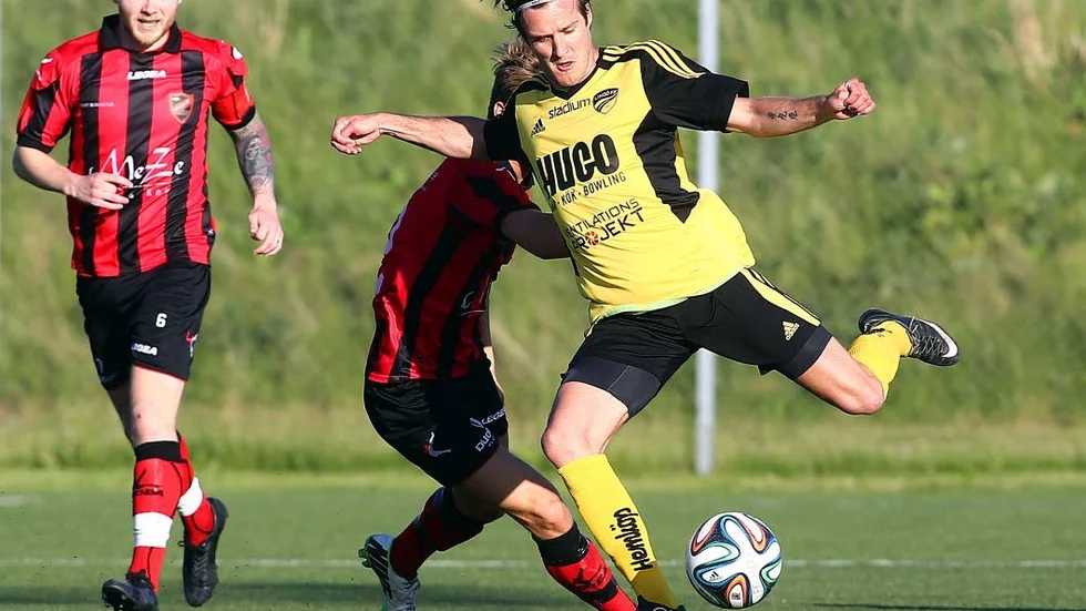 Rekordskytt. Fredrik Nygren (här i Lindös dress) pangade in alla sex målen för sitt Stegeborg i lördagens toppmöte mot Björsäter i division 5 Mellersta.