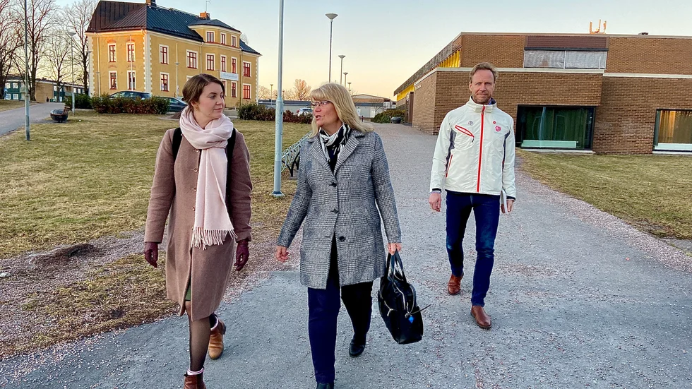 Civilminister Ida Karkiainen (S) guidades runt av kommunalrådet Catharina Fredriksson (S) och vård- och omsorgsnämndens ordförande Linus Fogel (S) i Oxelösund.