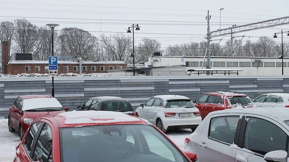 Kommunen måste hitta en lösning på parkeringsproblemen vid järnvägsstationen, skriver Ulla Resjö.