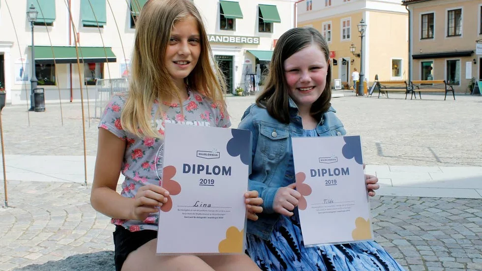 Årets toppsäljare av majblommor i Vadstena, Lina Ekdahl och Thilde Edholm, uppmärksammades med diplom och present på Stora torget.