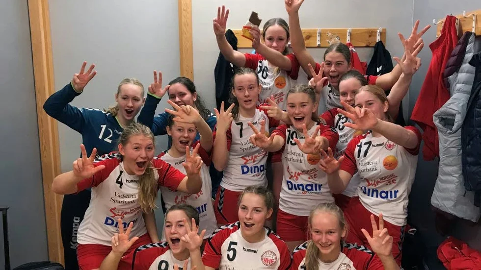 Vadstena HF:s 16-årstjejer jublar efter att ha tagit sig vidare till steg tre i ungdoms-SM-handbollen. Nu hoppas de på hemmaspel i januari.