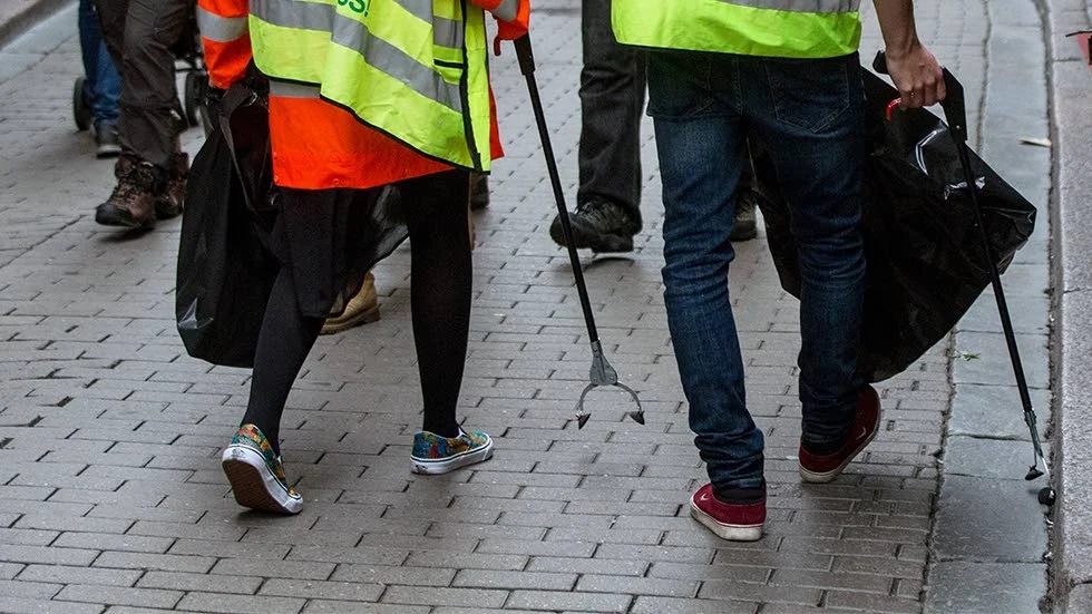 I april plockar ungdomsstädgrupper skräp i Motala.