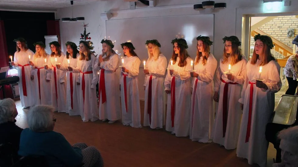 Gamleby lucia, Hanna Oskarsson, med följe, sjöng och spred ljus på bland annat Erneborg.