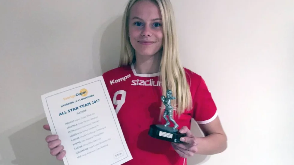 SVERIGEBÄST. Vadstena HF:s talang Nina Koppang blev utsedd till bästa högernia i landet på Sverigecupen för 15-åringar i Nyköping.