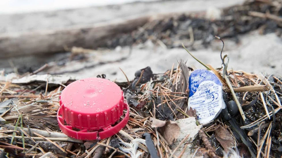 Vattendragen och haven fylls med plastskräp. Det är dags att agera nu, menar organisationen Håll Sverige Rent.