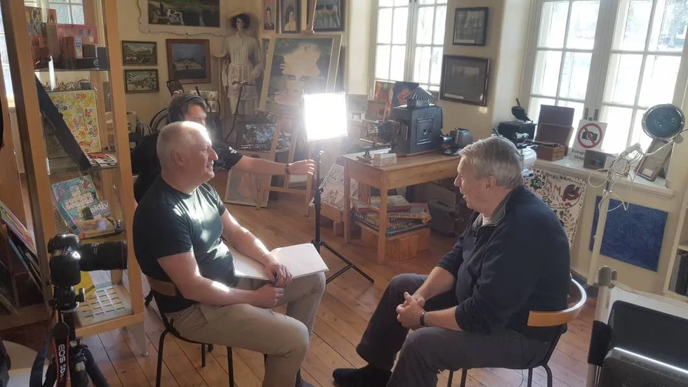 Tore Danielsson, projektledare på Riksantikvarieämbetet intervjuar Stanley Ahl, guide på Psykiatriska museet i Västervik.
