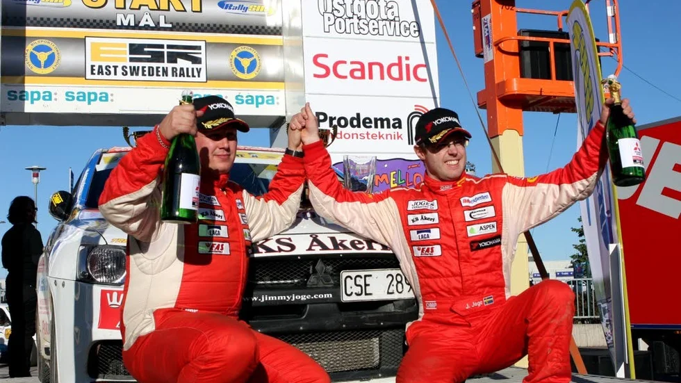 Segerrik. Jimmy Joge, till höger, firar efter att ha vunnit sin klass i East Sweden rally 2012.